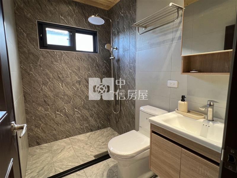 市區全新整理面寬雙車庫透天房屋室內格局與周邊環境