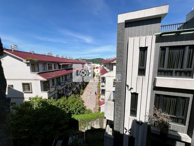 專任-育英國小正對面大地坪輕屋齡美別墅房屋室內格局與周邊環境