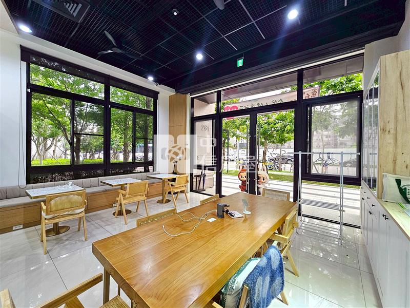 南興公園旁角間店面雙平車大空間房屋室內格局與周邊環境