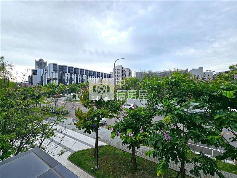 南興公園旁角間店面雙平車大空間房屋室內格局與周邊環境
