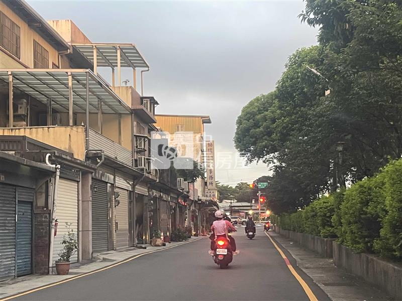 體育園區 庭院大透天房屋室內格局與周邊環境