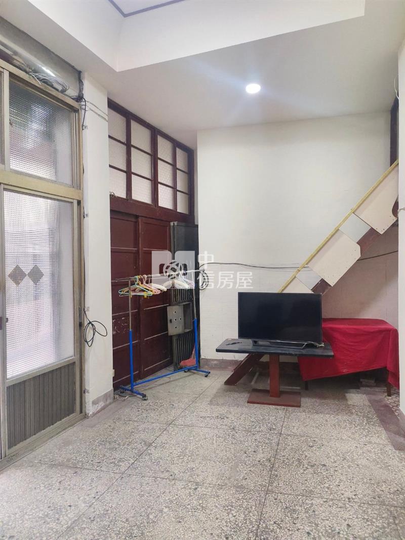 ▲通仁街路邊挑高一樓房屋室內格局與周邊環境
