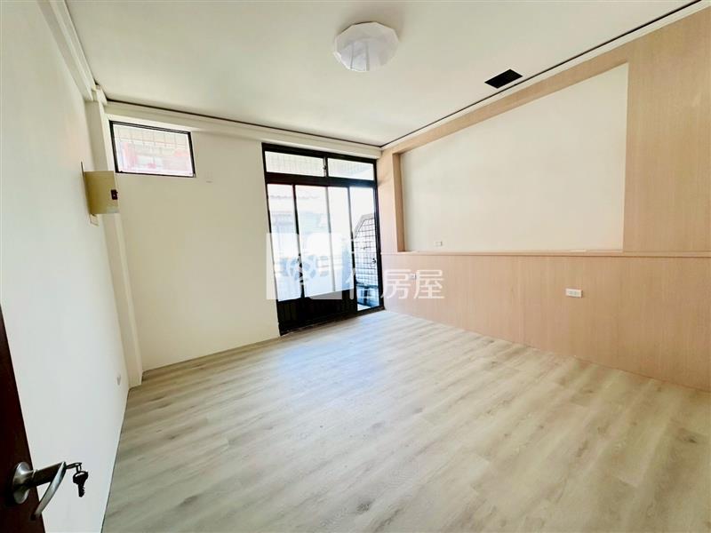 中興新村圓環旁全新整理庭園雙車美透天房屋室內格局與周邊環境