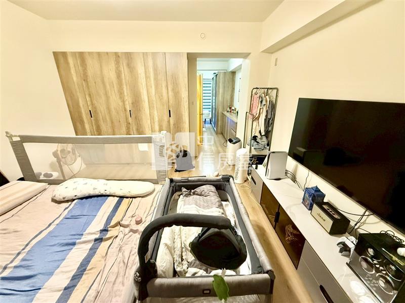 一山豁然臨路車庫別墅房屋室內格局與周邊環境