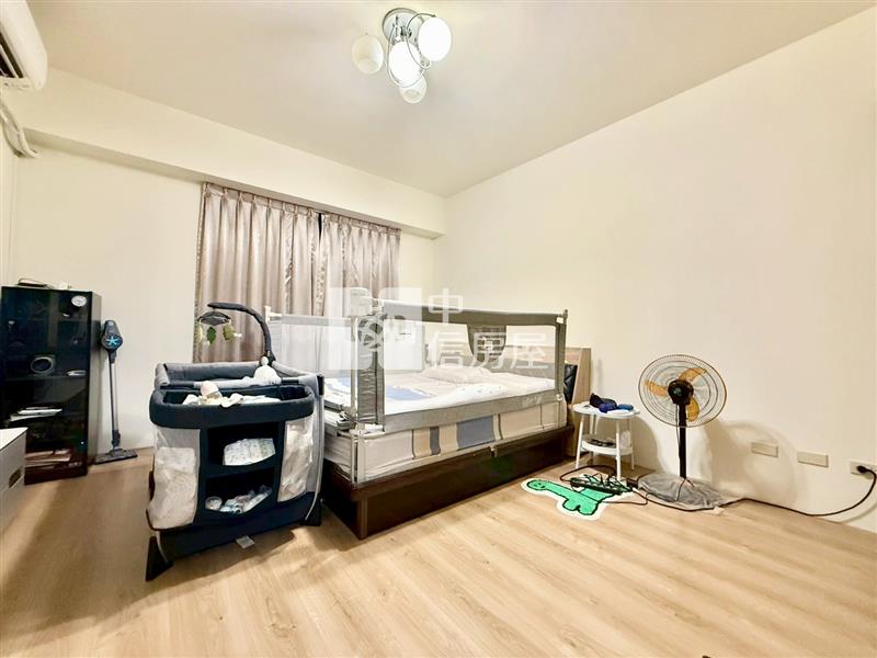 一山豁然臨路車庫別墅房屋室內格局與周邊環境