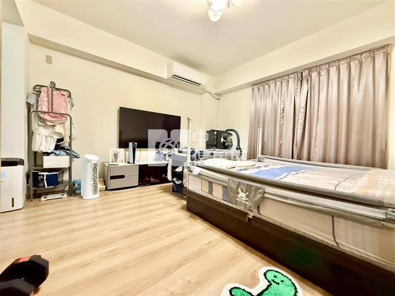 一山豁然臨路車庫別墅房屋室內格局與周邊環境