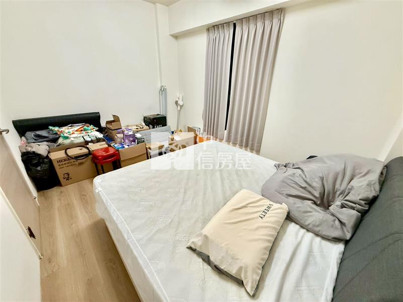 一山豁然臨路車庫別墅房屋室內格局與周邊環境