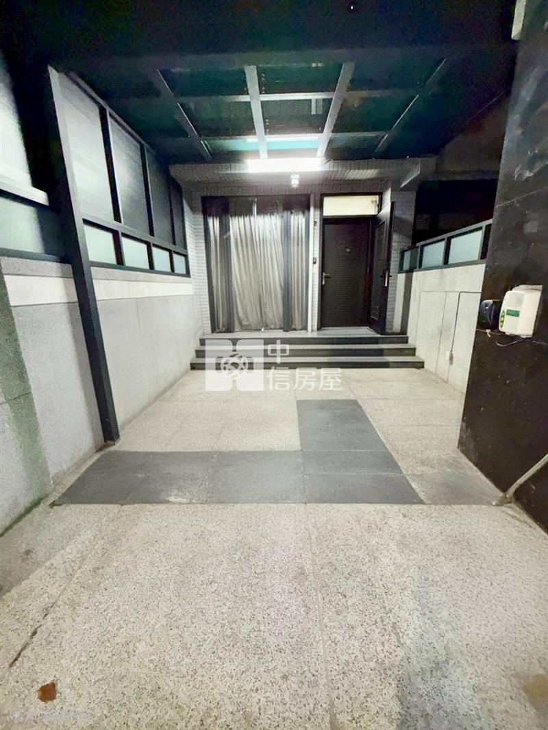 一山豁然臨路車庫別墅房屋室內格局與周邊環境