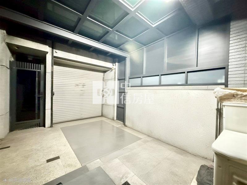 一山豁然臨路車庫別墅房屋室內格局與周邊環境
