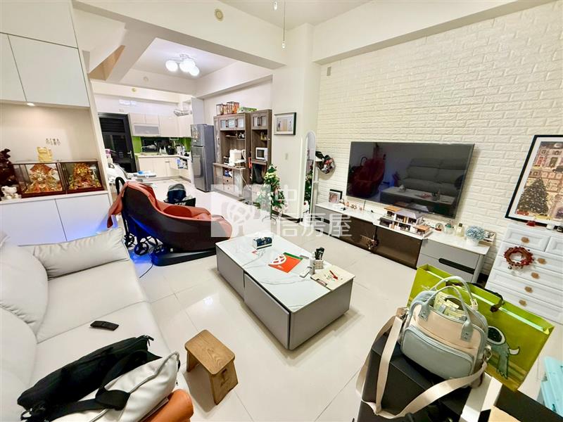 一山豁然臨路車庫別墅房屋室內格局與周邊環境