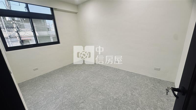 梅龍莊前院停車美透天房屋室內格局與周邊環境