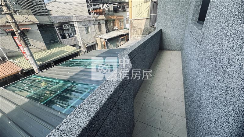 梅龍莊前院停車美透天房屋室內格局與周邊環境