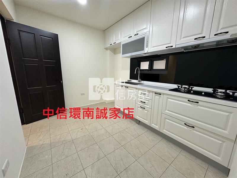 梅龍莊前院停車美透天房屋室內格局與周邊環境