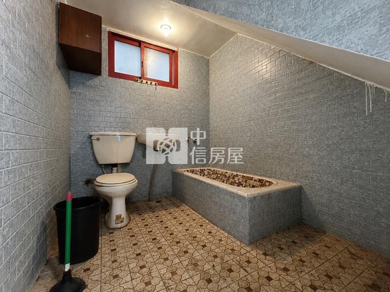 光華二街活巷車庫透天房屋室內格局與周邊環境