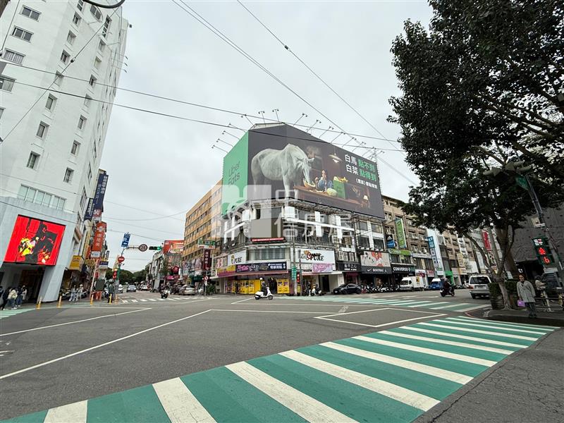 西屯黎明商圈角間收租透店房屋室內格局與周邊環境