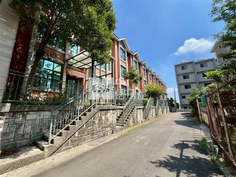 龍潭大池方旁米蘭小鎮孝親庭院美別墅房屋室內格局與周邊環境