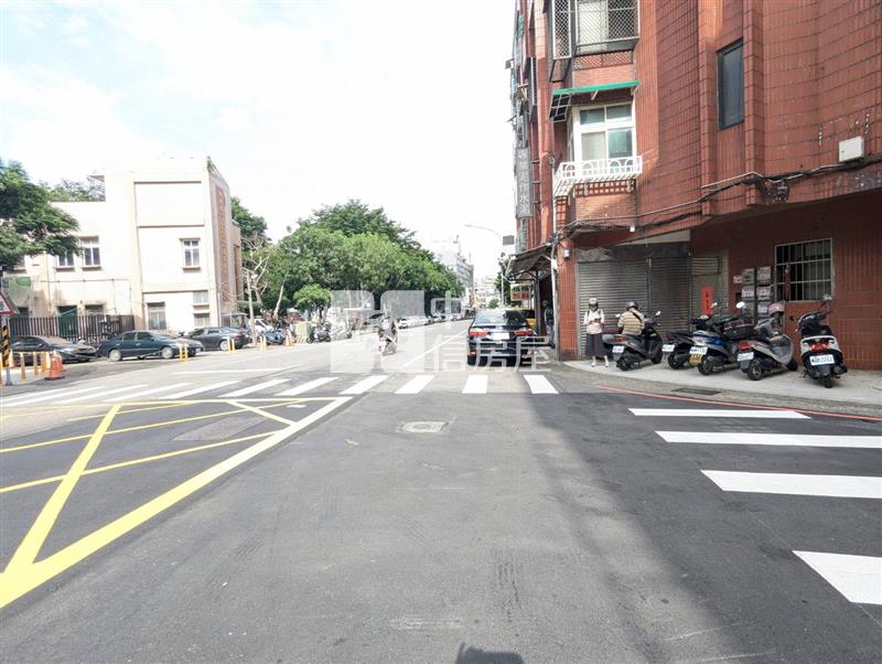 內壢後站滿租透天店面+23間套房房屋室內格局與周邊環境