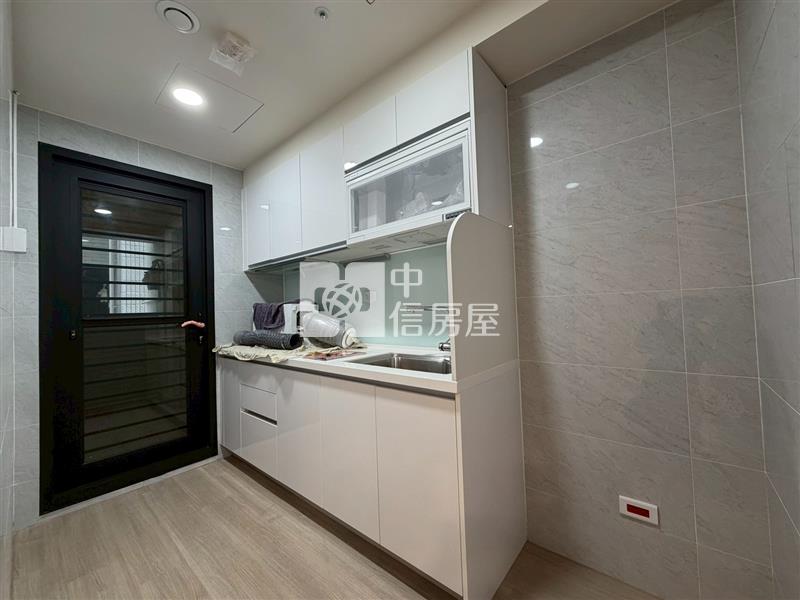 和宜上美兩房雙平車精裝戶房屋室內格局與周邊環境