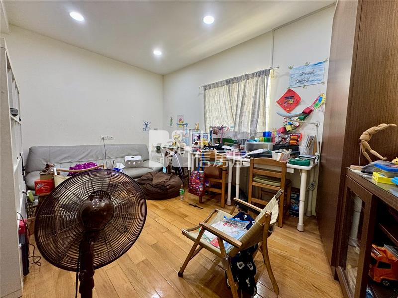 潭子74旁臨路邊間雙車電梯透店房屋室內格局與周邊環境