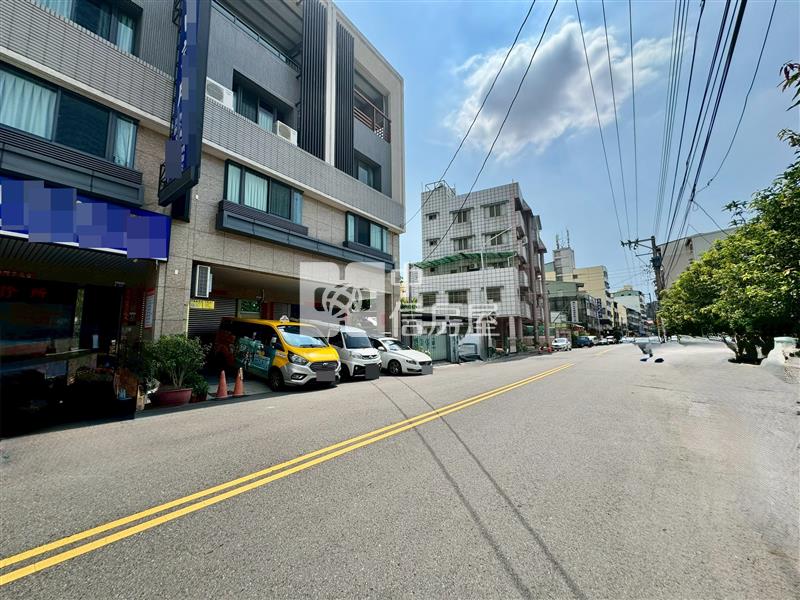 潭子74旁臨路邊間雙車電梯透店房屋室內格局與周邊環境