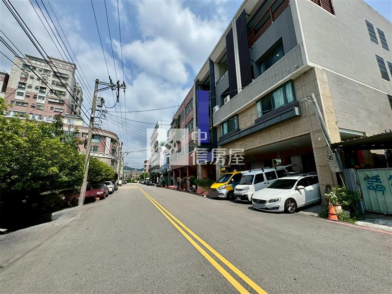 潭子74旁臨路邊間雙車電梯透店房屋室內格局與周邊環境