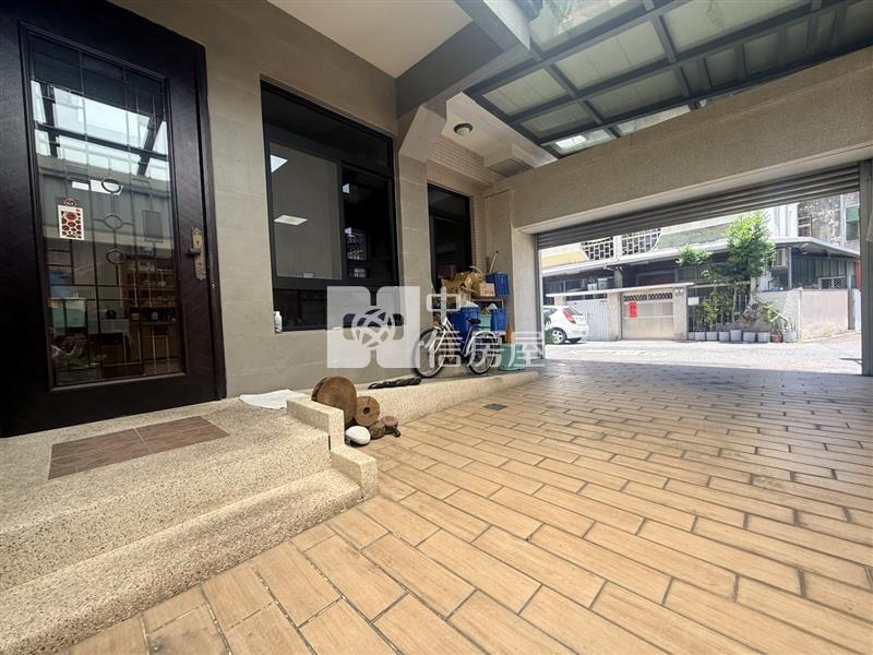 花蓮市輕屋齡獨棟雙面路車庫電梯別墅房屋室內格局與周邊環境