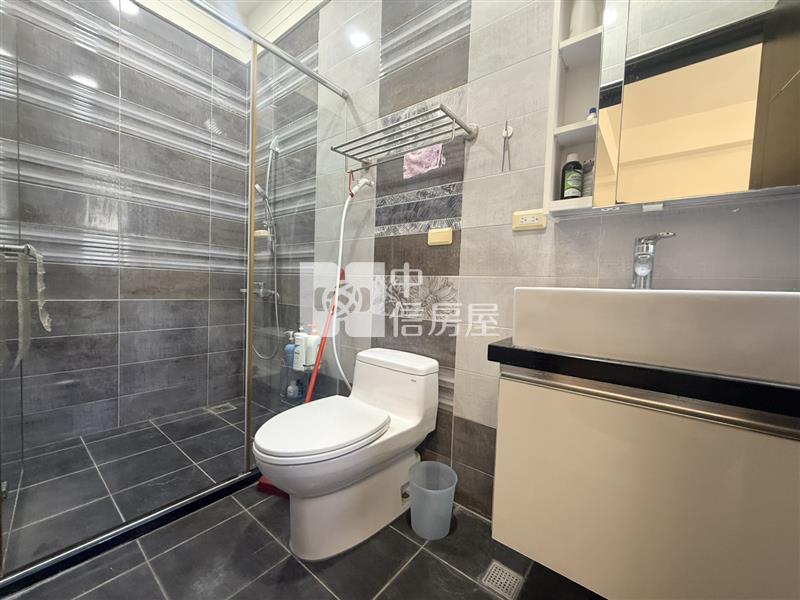 花蓮市輕屋齡獨棟雙面路車庫電梯別墅房屋室內格局與周邊環境