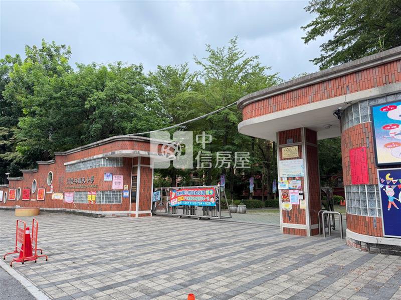 斗六中正路旁大地坪透天房屋室內格局與周邊環境
