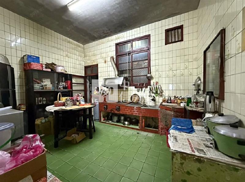 體育園區燙金店面(中信卓越團隊)房屋室內格局與周邊環境