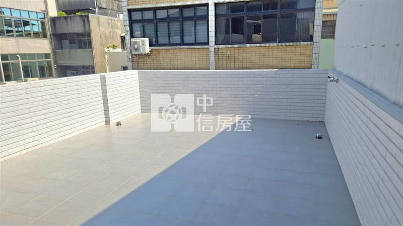 體育公園旁帝王座向全新整修超美車墅房屋室內格局與周邊環境