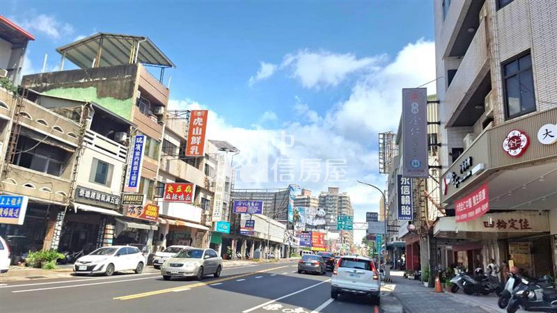體育公園旁帝王座向全新整修超美車墅房屋室內格局與周邊環境