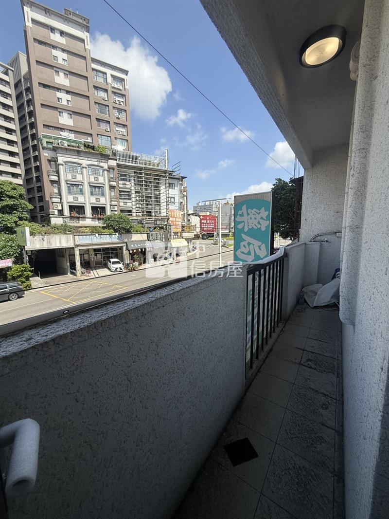 近中投高工商圈全新整理金店面房屋室內格局與周邊環境