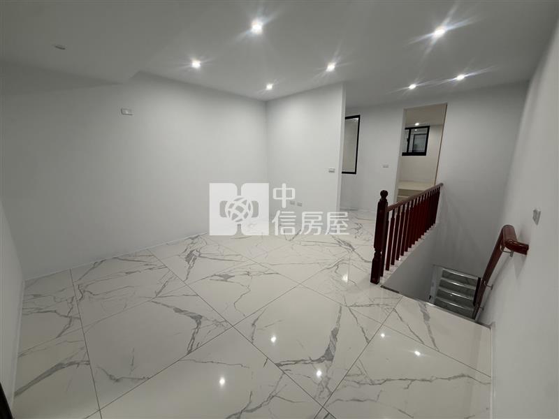 近中投高工商圈全新整理金店面房屋室內格局與周邊環境