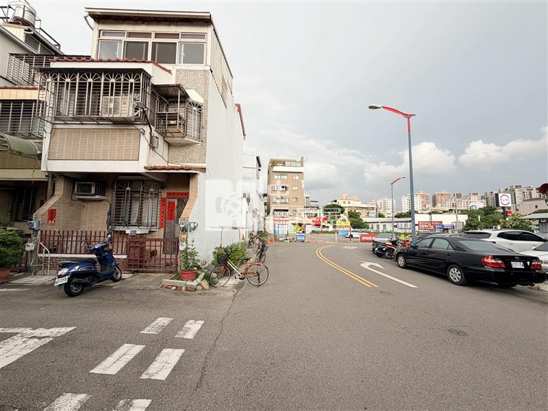 逢甲黎明路前院別墅房屋室內格局與周邊環境