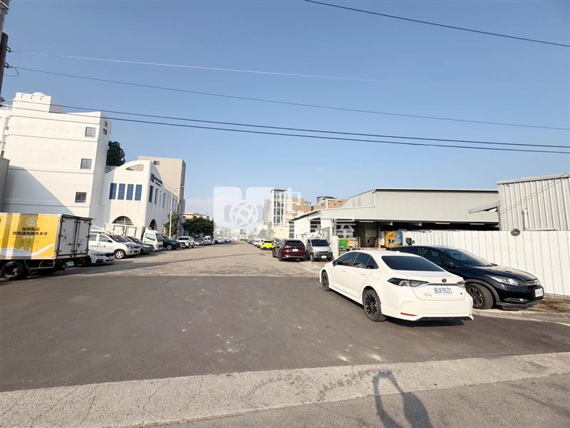 中清家樂福旁乙工212坪朝南角地房屋室內格局與周邊環境
