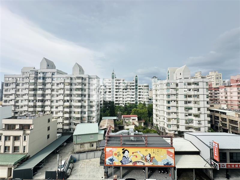 鳳止高梧質感豪邸3+1房雙平車房屋室內格局與周邊環境