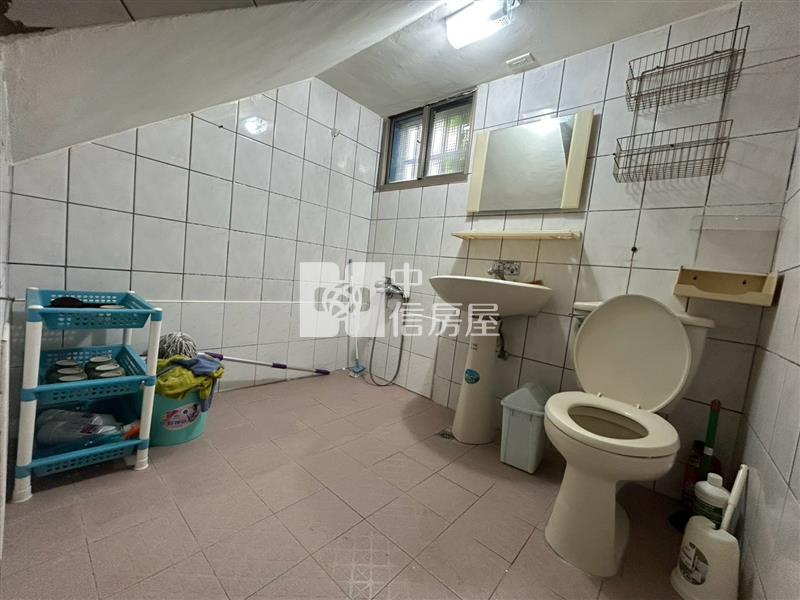 斗六近保長國小大面寬邊間透天房屋室內格局與周邊環境