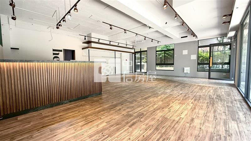 青埔A18曜建築方正大面寬店面房屋室內格局與周邊環境