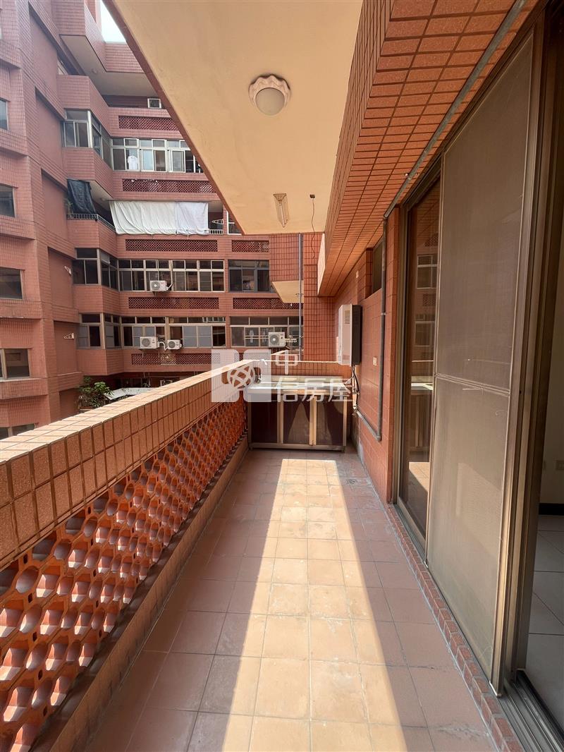 秀泰影城旁稀有釋出高坪效採光套房房屋室內格局與周邊環境