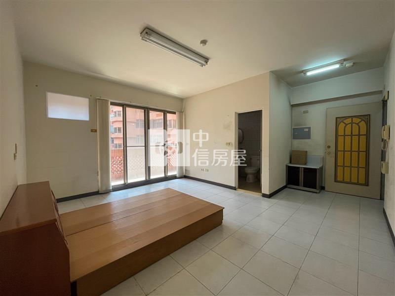 秀泰影城旁稀有釋出高坪效採光套房房屋室內格局與周邊環境