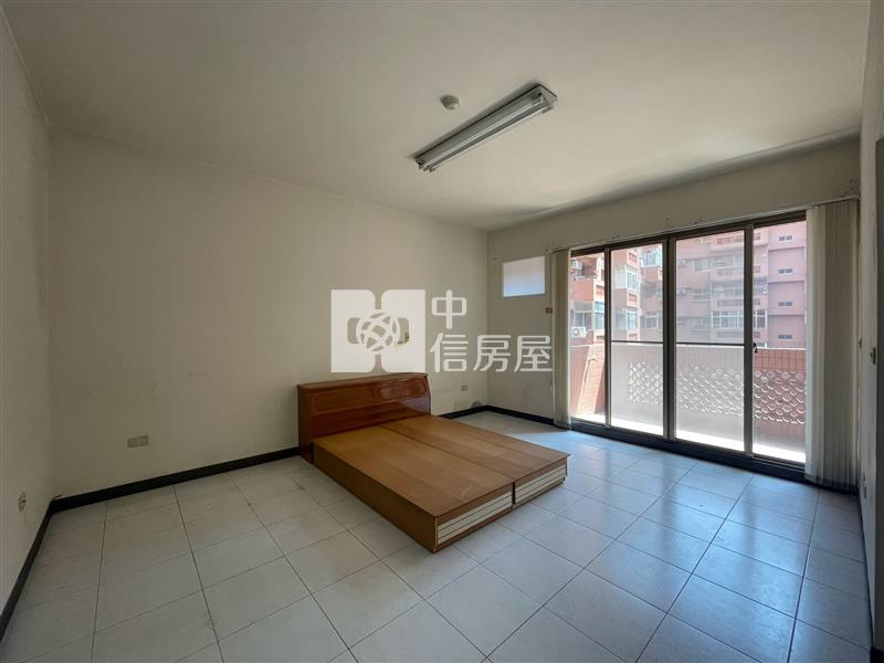 秀泰影城旁稀有釋出高坪效採光套房房屋室內格局與周邊環境