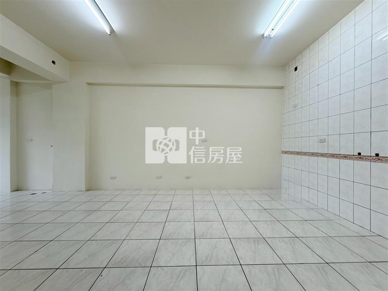 臨20米路大面寬店面房屋室內格局與周邊環境