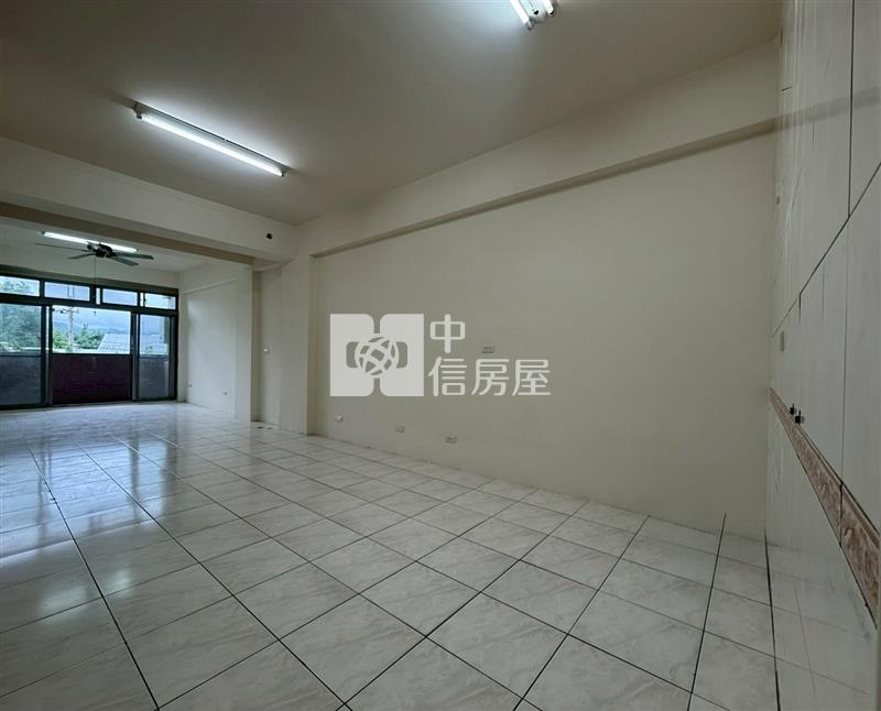 臨20米路大面寬店面房屋室內格局與周邊環境