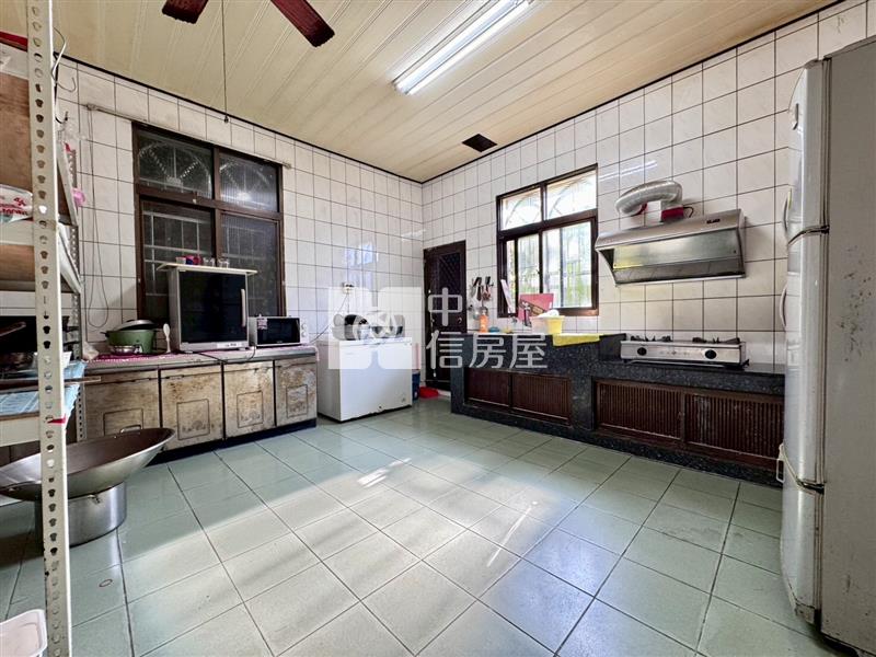 草屯完整學區邊間透天房屋室內格局與周邊環境