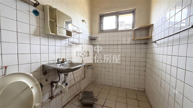 專任大里正中興路透店朝南房屋室內格局與周邊環境