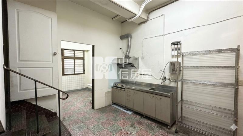 專任大里正中興路透店朝南房屋室內格局與周邊環境