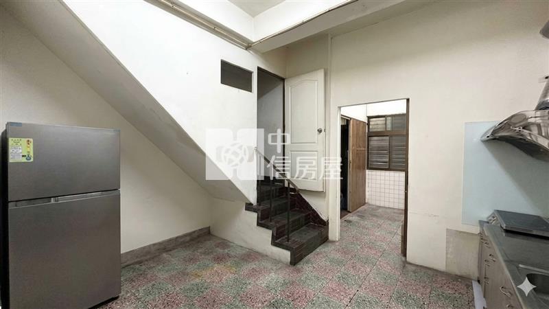 專任大里正中興路透店朝南房屋室內格局與周邊環境