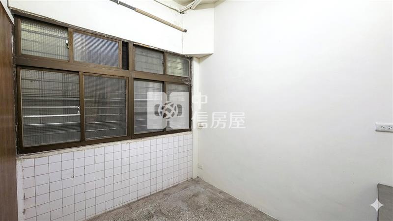 專任大里正中興路透店朝南房屋室內格局與周邊環境