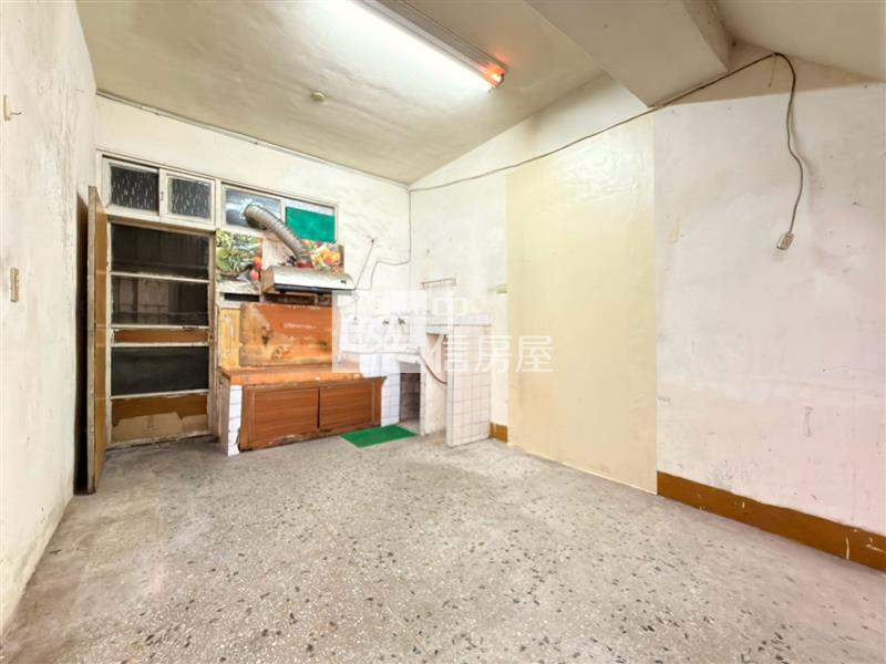 山仔頂家樂福旁8米面寬邊間透天(好停車)房屋室內格局與周邊環境