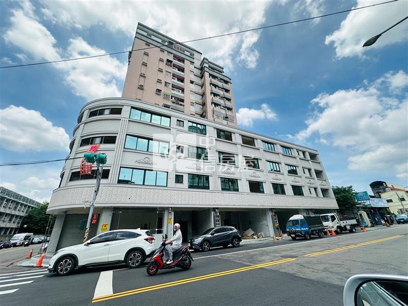 草屯市區全新8米大面寬商業店面房屋室內格局與周邊環境